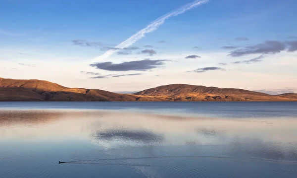 反射と湖の夕景 — ストック写真