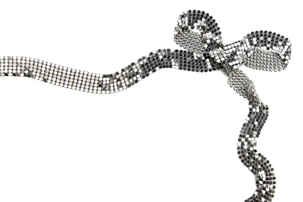 Лук из серебряной ленты со многими сияющими сторонами — стоковое фото