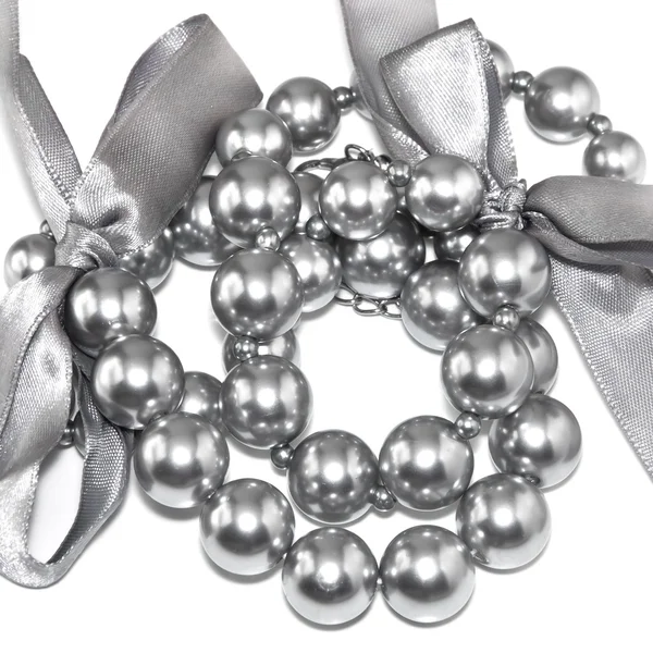 Серебряное жемчужное ожерелье с луками — стоковое фото