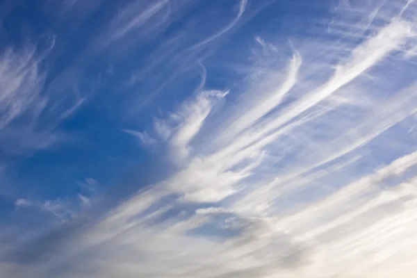 Koyu mavi gökyüzünde beyaz bulutlar — Stok fotoğraf