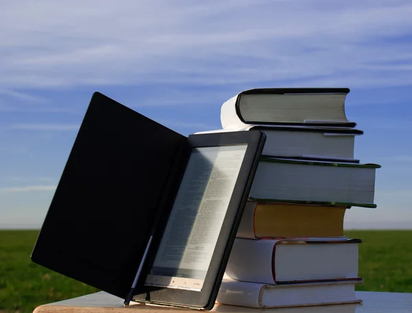E-book reader and books — Stock Photo, Image