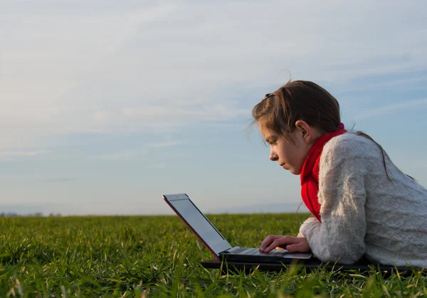 Een meisje met laptop — Stockfoto