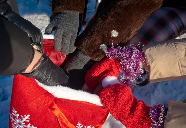 Händer som håller en påse med jul presenterar — Stockfoto