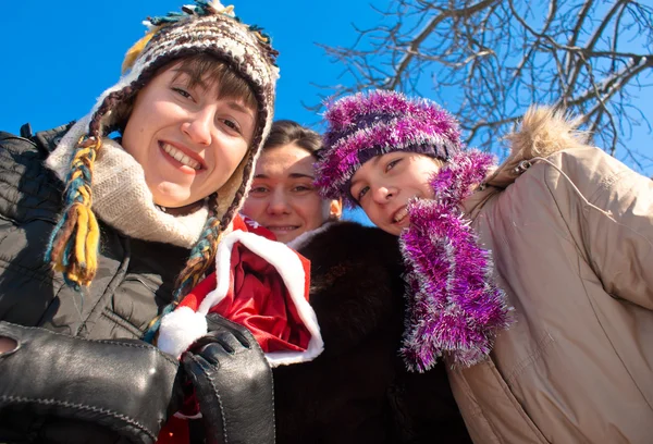 Chicas sosteniendo una bolsa con regalos de Navidad —  Fotos de Stock