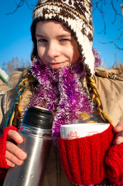 Meisje Holding Een Kop Met Warme Dranken — Stockfoto