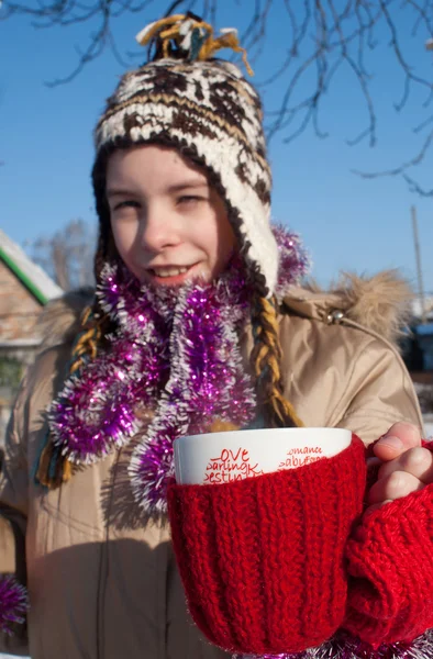 Chica sosteniendo una taza con bebida caliente —  Fotos de Stock
