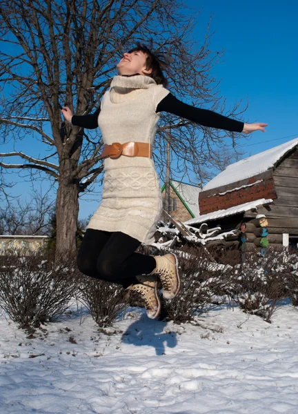 Señora Yang saltando en invierno — Foto de Stock
