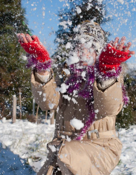 Dívka hraje se sněhem — Stock fotografie