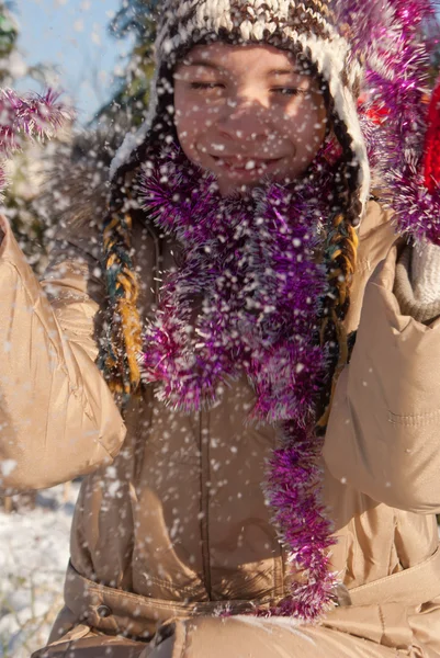 ผู้หญิงเล่นกับหิมะ — ภาพถ่ายสต็อก