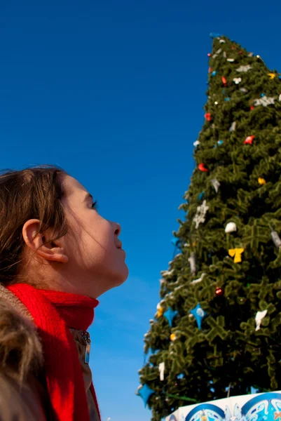 Dívka Při Pohledu Vánoční Stromeček — Stock fotografie