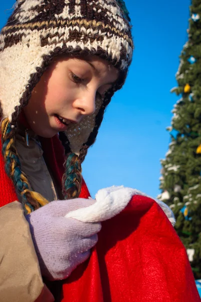 Flicka som håller en påse med julklappar — Stockfoto
