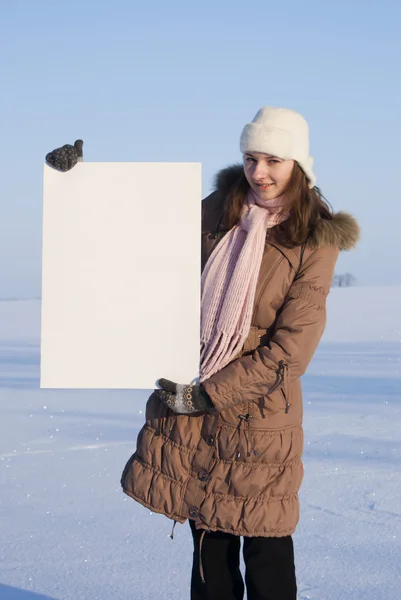 Menina Segurando Cartaz Branco Inverno Campo Nevado — Fotografia de Stock