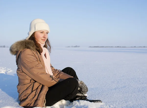 Dospívající Dívka Sedící Sněhu — Stock fotografie