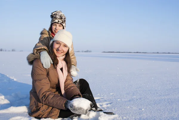 Adolescentes Sentados Neve — Fotografia de Stock