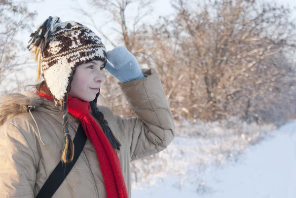 十几岁的女孩很远的地方看下雪的冬日 — 图库照片