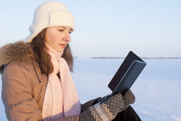 Genç Kız Kitap Açık Havada Kış Zamanında Okuma — Stok fotoğraf