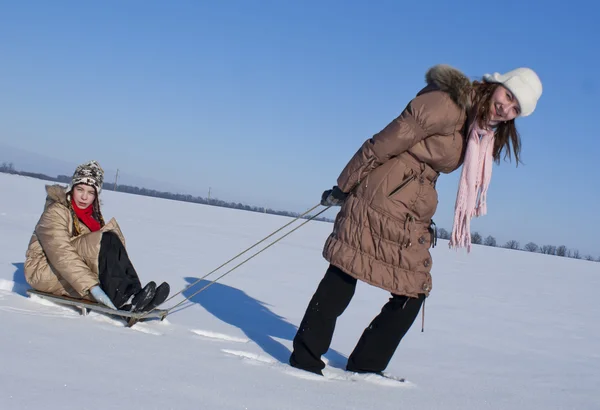 Kış zamanında halletme iki mutlu kız — Stok fotoğraf
