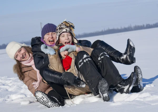 Irmãs felizes andando de trenó no inverno — Fotografia de Stock