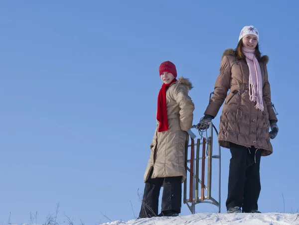 Två Glada Systrar Kälkåkning Vintern — Stockfoto
