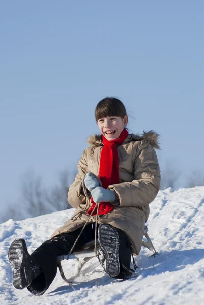 十几岁的女孩雪橇从一座山 — 图库照片