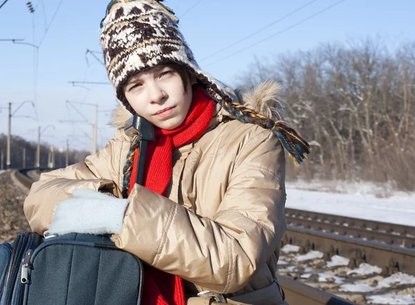 十几岁的女孩带着手提箱附近铁路在冬季时间 — 图库照片
