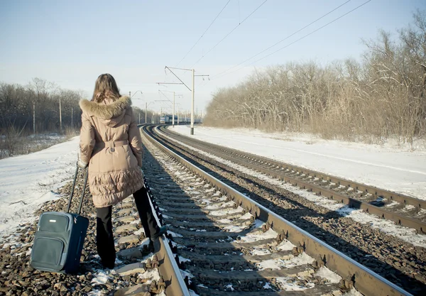 Adolescente avec une valise près des chemins de fer à l'heure d'hiver — Photo