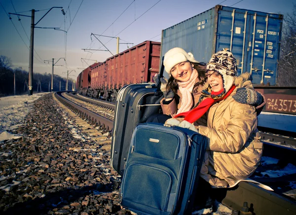 Twee Lachen Zusters Zit Aan Spoorlijn Met Koffers — Stockfoto