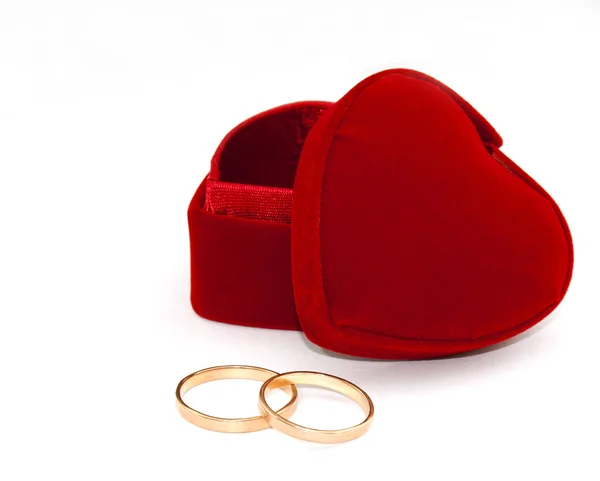 Due anelli e scatola rossa a forma di cuore — Foto Stock