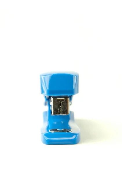 Modrá sešívačka izolovaných na bílém pozadí — Stock fotografie