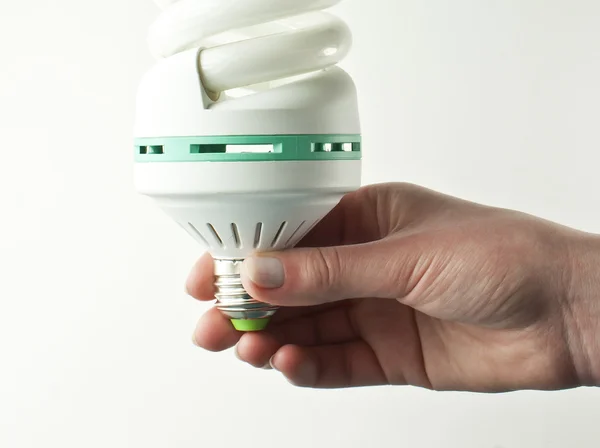 Mão humana segurando uma lâmpada — Fotografia de Stock