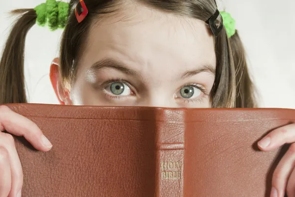 Überraschte Teenie-Mädchen mit der Bibel — Stockfoto