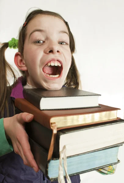 Surpreendido menina adolescente com uma pilha de livros — Fotografia de Stock