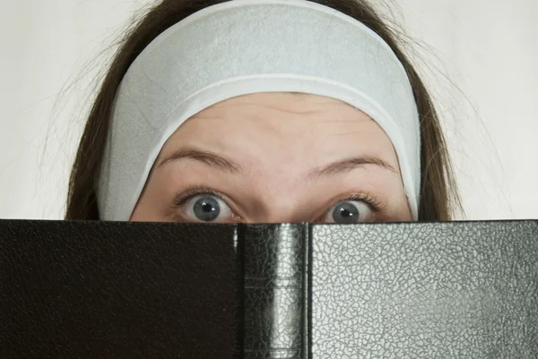 Overrasket tenåringsjente med bibelen – stockfoto