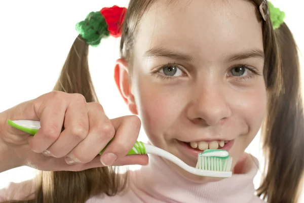 Chica adolescente con cepillo de dientes aislado en blanco — Foto de Stock