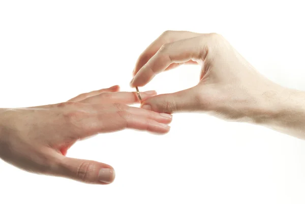 La mano del hombre que pasa a través del anillo en el dedo de la mujer — Foto de Stock