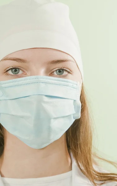 Девушка-доктор в маске — стоковое фото