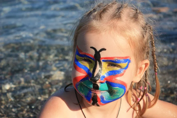 Kelebek boya çocuğun yüz — Stok fotoğraf