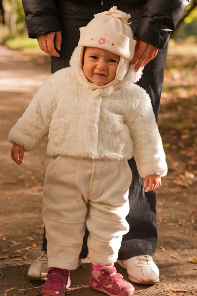 Симпатичный ребенок в белом — стоковое фото