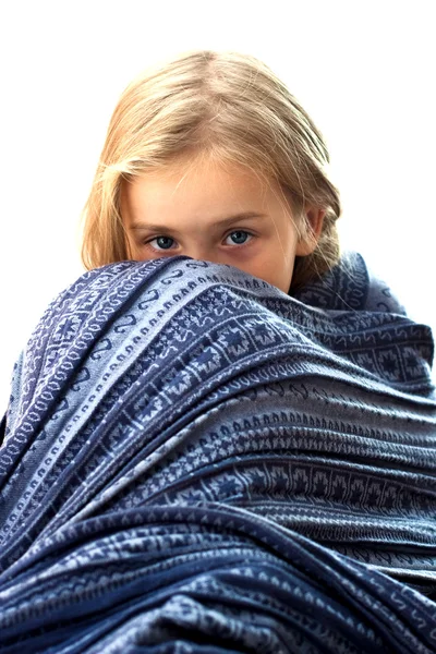Mooi meisje in blauwe deken — Stockfoto