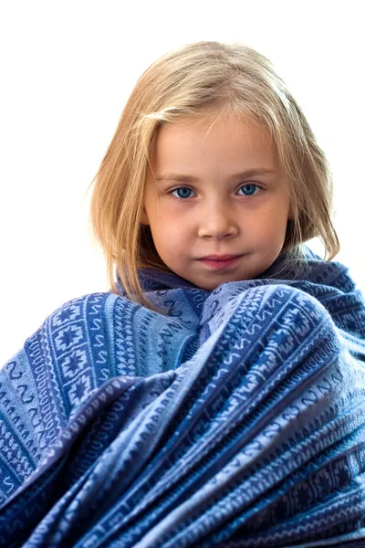 Menina bonita em cobertor azul — Fotografia de Stock
