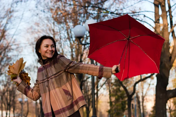 Красивая девушка с зонтиком осенью — стоковое фото