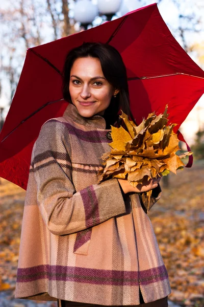 Beautiful young woman with umbrella in autumn — Stock Photo, Image