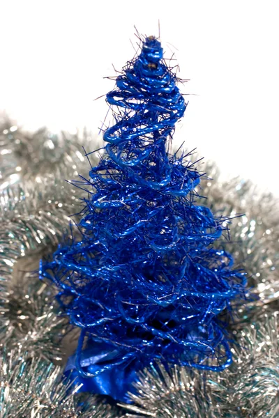 Vánoční strom v pozlátko izolované proti Bílému pozadí — Stock fotografie