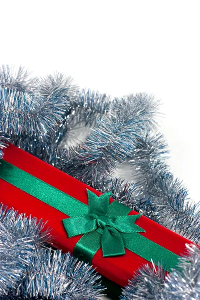 白い背景に対して隔離されるクリスマス プレゼント — ストック写真