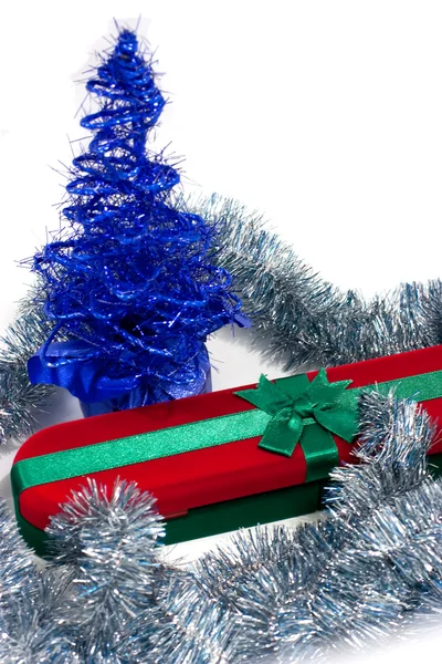 Weihnachtsgeschenk isoliert vor weißem Hintergrund — Stockfoto