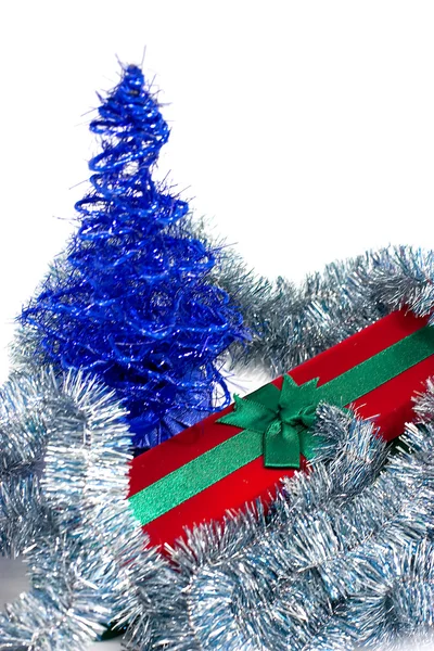 Χριστουγεννιάτικο δώρο και το δέντρο που απομονώνεται ενάντια σε λευκό φόντο — Φωτογραφία Αρχείου