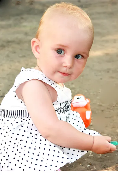 Mooie babymeisje in de zomer — Stockfoto