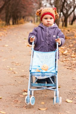 mooie baby portret buiten tegen de herfst natuur