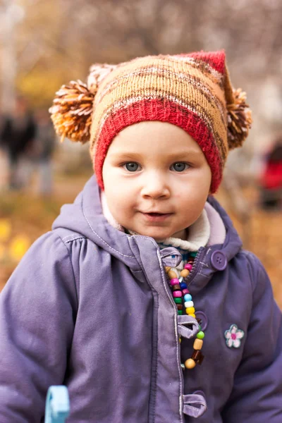Mooie baby portret buiten tegen de herfst natuur — Stok fotoğraf