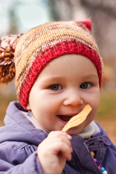 Mooie baby portret buiten tegen de herfst natuur — Stockfoto